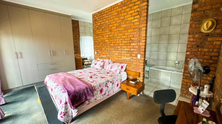 4 Bedroom Property for Sale in Fraaiuitsig Western Cape